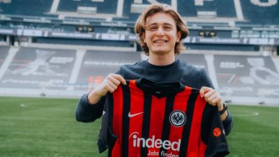 Eintracht Frankfurt, Bursaspor’dan transferi Ali Akman ile sözleşme imzaladı.
